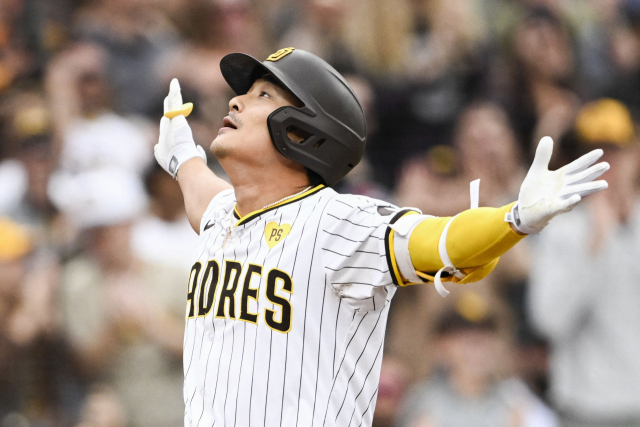 김하성이 9일(한국시간) 애리조나와 경기에서 2회 3점 홈런을 친 뒤 하늘을 바라보며 세리머니를 하고 있다. USA투데이스포츠연합뉴스