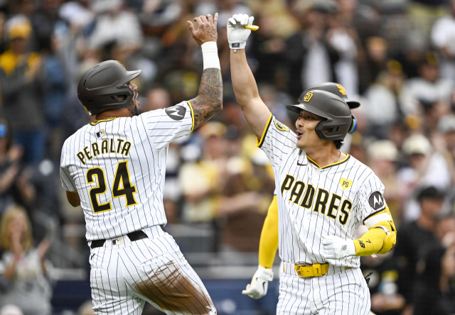 김하성이 9일(한국시간) 애리조나와 경기에서 2회 3점 홈런을 친 뒤 동료 선수와 세리머니를 함께하고 있다. USA투데이스포츠연합뉴스