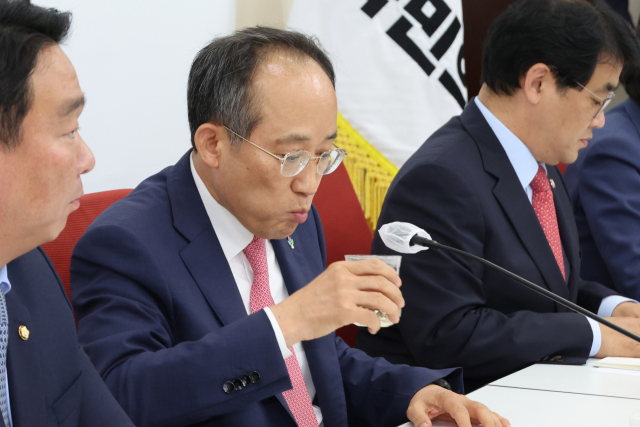 국민의힘 추경호 원내대표가 7일 오후 서울 여의도 국회에서 더불어민주당의 상임위원 선임안 제출 직후 기자간담회를 열어 원 구성 협상에 대한 당의 입장을 밝히기에 앞서 물을 마시고 있다. 연합뉴스