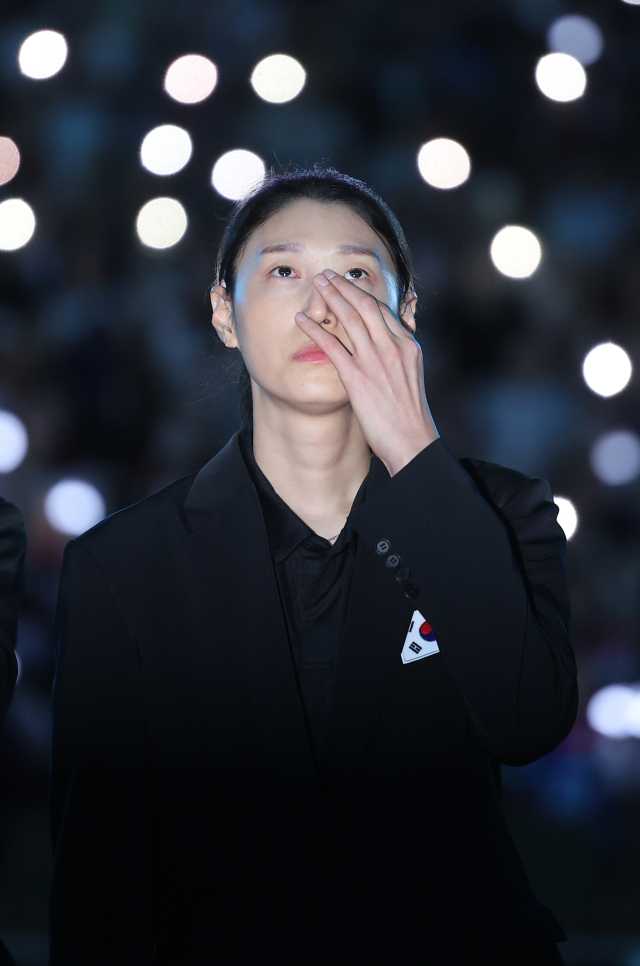 김연경이 8일 서울 잠실실내체육관에서 열린 국가대표 은퇴식에서 헌정 영상을 보며 눈가를 닦아내고 있다. 연합뉴스