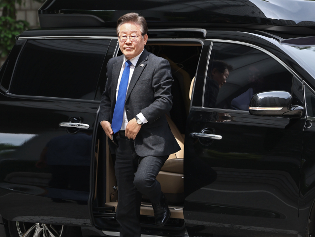 더불어민주당 이재명 대표가 7일 오전 서울 서초구 서울중앙지법에서 열린 '대장동 배임·성남FC 뇌물' 관련 1심 속행 공판에 출석하고 있다. 연합뉴스