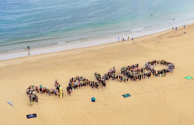 지난 8일 부산 광안리 해수욕장에서 진행된 ‘고 네이키드’ 행사 모습. 러쉬코리아 제공