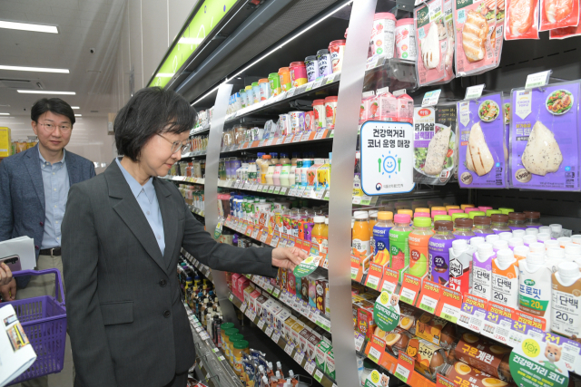 5일 서울 강동구 CU그라시움점을 방문한 오유경 식품의약품안전처장이 편의점 건강 먹거리 코너를 점검하고 있다. 연합뉴스
