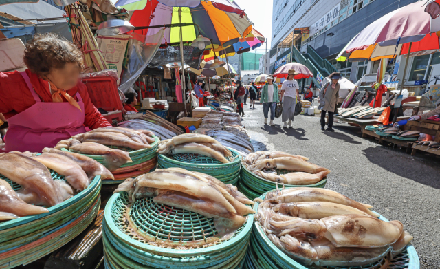 지난달 부산 중구 자갈치시장에서 상인이 오징어를 판매하고 있다. 김종진 기자