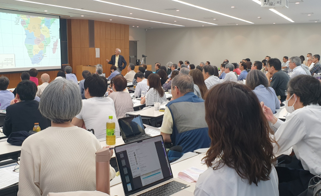 일본의 대표적인 대학 평생 교육 프로그램인 도쿄 릿쿄대학의 세컨드 스테이지 과정의 수업 모습. 세컨드 스테이지 과정은 50세 이상만 수강 가능하며 일부 수업은 일반 학부생과 함께 듣는다.