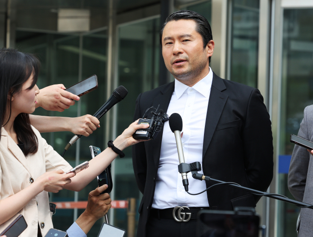 쌍방울 그룹의 800만 달러 대북송금 공모 및 억대 뇌물을 수수한 혐의 등으로 구속기소 된 이화영 전 경기도 평화부지사의 1심 선고 재판이 열린 7일 오후 경기도 수원시 영통구 수원지방법원 앞에서 이 전 부지사 측 김현철 변호사가 재판을 마치고 나와 취재진 질문에 답하고 있다. 연합뉴스