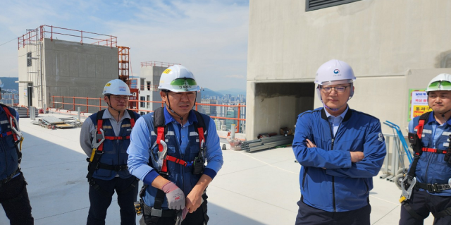 부산지방고용노동청은 지난 7일 부산 부산진구 양정동 주택재개발 정비사업 현장을 방문해 여름철 대표적 위험 요인인 폭염 대비 관리실태를 점검했다. 부산지방고용노동청 제공