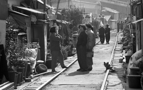 문현동 철길마을의 주민들(1992). 부산근현대역사관 제공