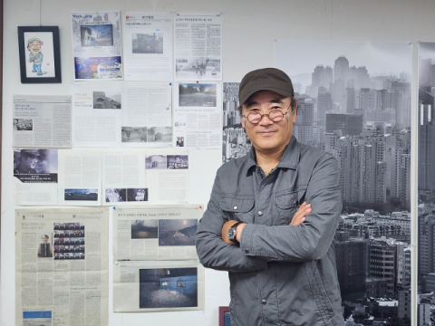 부산 수영구 광안동 작업실에서 문진우 작가를 만났다.