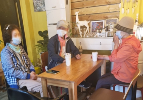 치매 대상자와 기억채움동행인이 치매 안심 가맹점을 함께 이용하고 있다.