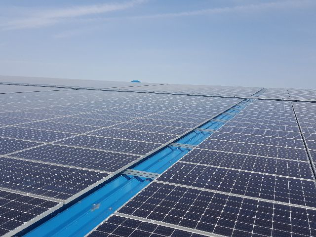 부산 미음·국제물류산단 입주기업 지붕 등에 대규모 태양광 시설이 조성된다. 충남 서산 KCC 대죽공장에 설치된 태양광발전시설. 부산일보DB