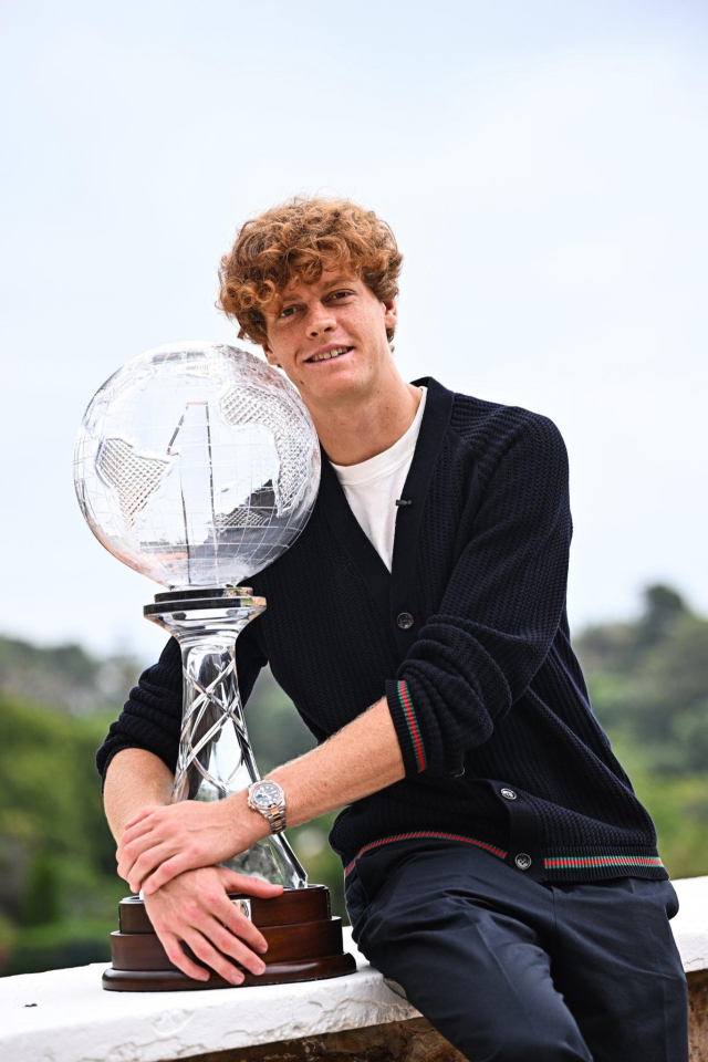 세계 1위 트로피를 품에 안은 얀니크 신네르. ATP 투어 소셜 미디어 사진