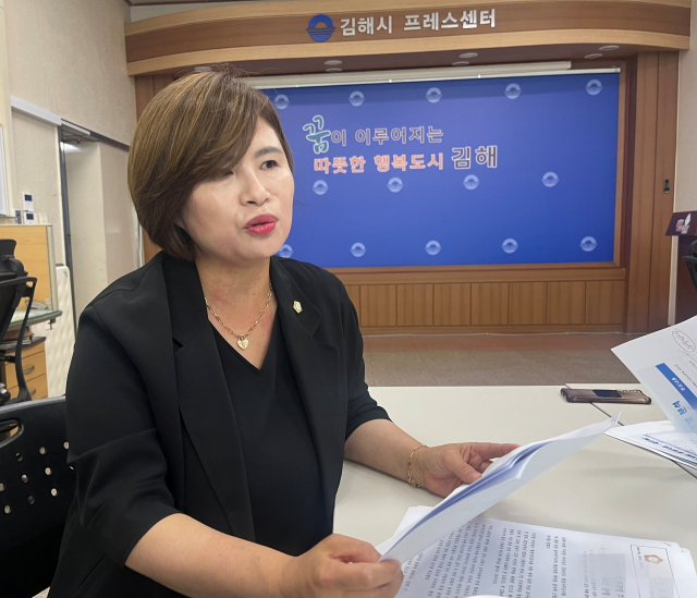 김해시의회 주정영 부의장이 11일 김해시청 프레스센터에서 김해시의 특정 업체 일감 몰아주기 의혹에 대해 설명하고 있다. 이경민 기자