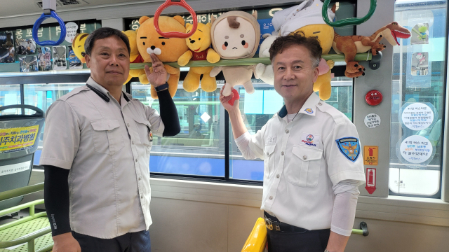 ‘인형 버스’를 8개월째 운행하고 있는 용화여객 41번 최구원(70자 4125호·‘스마일 버스’), 김상필(왼쪽·70자 4131호·‘행복 버스’) 기사는 “삭막한 일상에서 승객들이 잠시 힐링을 하길 기대한다”고 말했다.