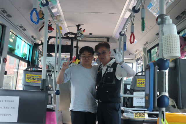 인형 버스를 제안한 부산 중앙고 3학년 왕덕준 군과 최구원 기사.