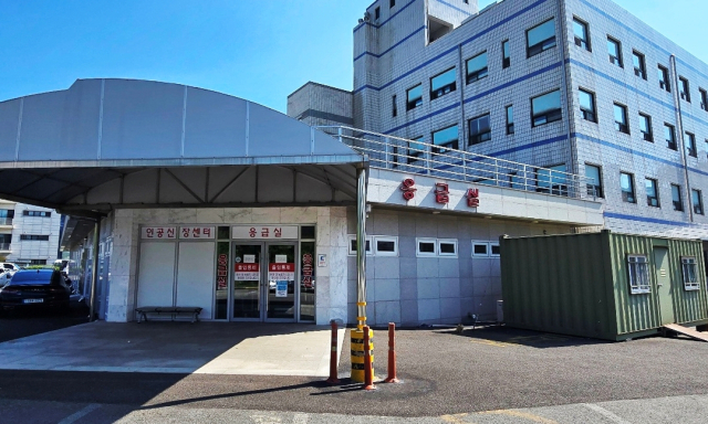 남해병원 응급실 모습. 최근 병원 적자의 주요 원인으로 지목되면서 문을 닫은 위기에 처한 가운데 남해군이 지원 방안을 검토 중이다. 김현우 기자