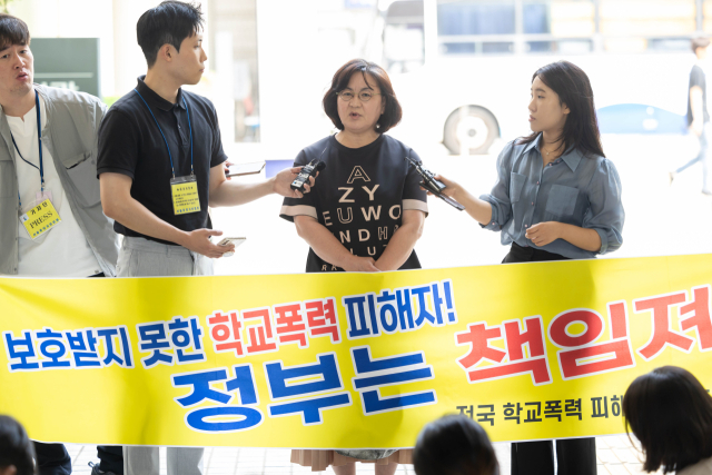 학교폭력 피해자 모친 이기철 씨가 2024년 6월 11일 오전 서울 서초구 서울중앙지법에서 권경애 변호사를 상대로 낸 손해배상 소송을 마친 후 기자회견을 하고 있다. 서울중앙지법 민사85단독 노한동 판사는 이날 학교폭력 피해자 모친 이 씨가 권 변호사를 상대로 낸 손해배상 소송에서 원고 일부 승소로 판결했다. 연합뉴스