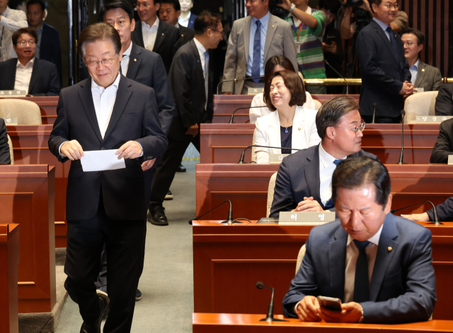 헌정 사상 첫 야당 단독으로 국회의장단과 11명의 상임위원장을 선출하면서 22대 국회가 문을 열자마자 여야의 대치가 전면전으로 치닫고 있다. 12일 국민의힘(위)과 더불어민주당은 국회에서 각각 의원총회를 열어 대응책을 논의했다. 연합뉴스