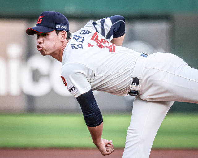 롯데 자이언츠 김진욱이 12일 키움과 시즌 8차전에서 선발 마운드에 올라 역투하고 있다. 롯데 자이언츠 제공