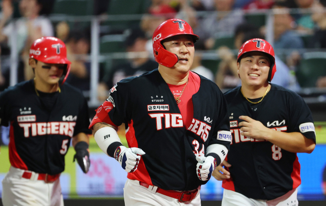 최형우가 12일 오후 인천 SSG랜더스필드에서 열린 2024 KBO리그 SSG 랜더스와 경기에서 7회초 3점 홈런을 친 뒤 동료들과 기뻐하고 있다. 연합뉴스