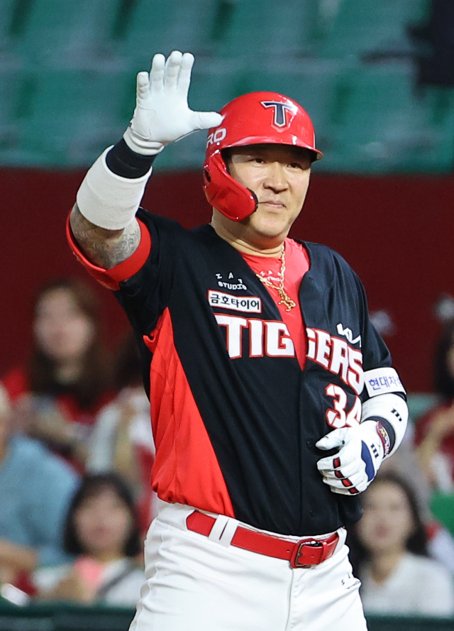 최형우가 12일 오후 인천 SSG랜더스필드에서 열린 2024 KBO리그 SSG 랜더스와 경기에서 6회초 역전 1타점 적시타를 친 뒤 기뻐하고 있다. 연합뉴스