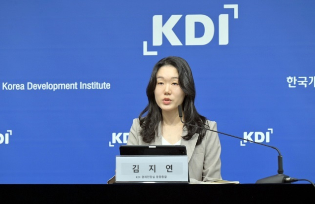 한국개발연구원(KDI) 김지연 연구위원이 ‘중장년 노동시장의 현황과 개선방안’ 보고서를 발표하고 있다. KDI 제공