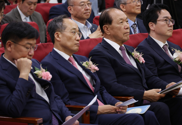 국민의힘 황우여 비상대책위원장과 추경호 원내대표 등이 13일 국회 의원회관에서 열린 임대차분쟁조정제도 관련 세미나에서 자리에 앉아 있다. 왼쪽부터 정점식 정책위의장, 추 원내대표, 황 비대위원장, 심우정 법무차관. 연합뉴스