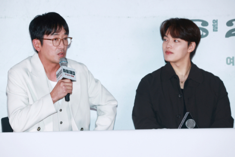 배우 하정우와 여진구(오른쪽)가 13일 오후 서울 용산구 CGV아이파크몰에서 열린 영화 ‘하이재킹’ 언론시사회 후 기자간담회에서 질문에 답하고 있다. 연합뉴스