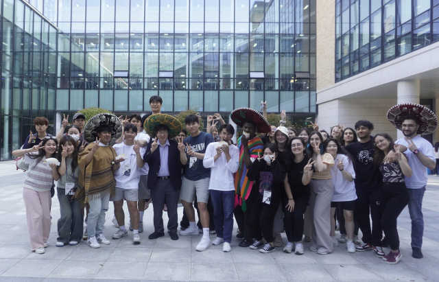 부산외국어대학교(총장 장순흥)는 지난 10일 중앙도서관 앞 광장에서 기말고사를 맞은 재학생들을 위해 멕시코 전통 음식 ‘타코’를 제공했다. 부산외대 제공