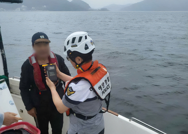해양 경찰관이 레저보트 탑승자를 대상으로 해상 음주 단속을 하는 모습. 남해지방해양경찰청 제공