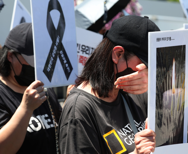 지난해 6월 4일 서울 용산구 국방부 앞에서 현·전역 병사 부모들과 군인권센터 관계자들이 참석한 가운데 열린 육군 12사단 훈련병 가혹행위 사망사건 규탄 및 진상규명 촉구 기자회견에서 참가자들이 눈물을 흘리고 있다. 연합뉴스