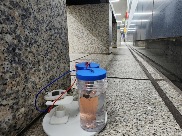 폭발물로 오인 신고된 소금물 연료전지 시계.