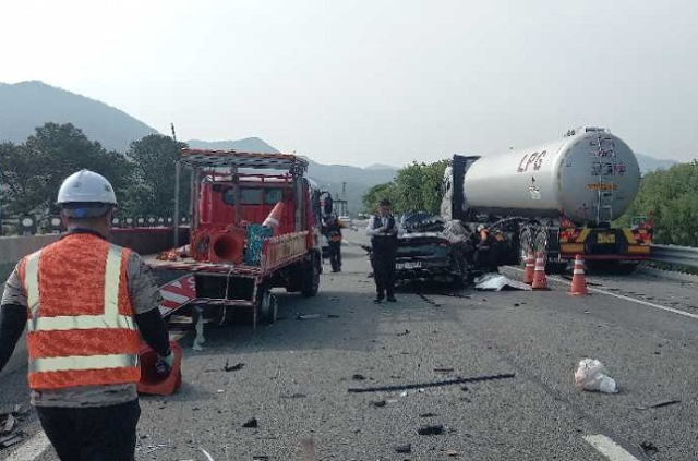‘어댑티브 크루즈 컨트롤’ 기능을 사용해 추돌사고 등 교통사고를 일으키는 경우가 늘고 있어 주의가 필요하다. 사진은 지난해 6월 호남고속도로에서 발생한 교통사고. 1명의 사망자가 발생했다. 한국도로공사 제공