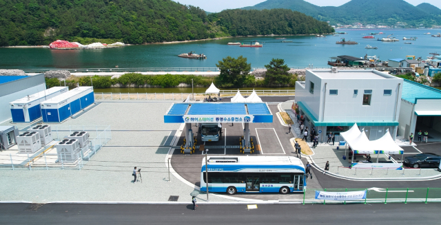 통영시 광도면 노산리에 들어선 통영 수소교통복합기지. 이 기지는 국내 최초로 시내버스 차고지에 구축한 출하설비 연계 제조식 수소충전시설이다. 부산일보DB