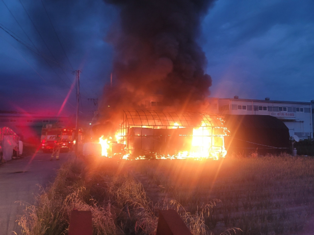 지난 15일 오후 7시 45분께 부산 강서구 강동동의 한 비닐하우스에서 불이 나 약 25분 만에 꺼졌다. 부산소방재난본부 제공