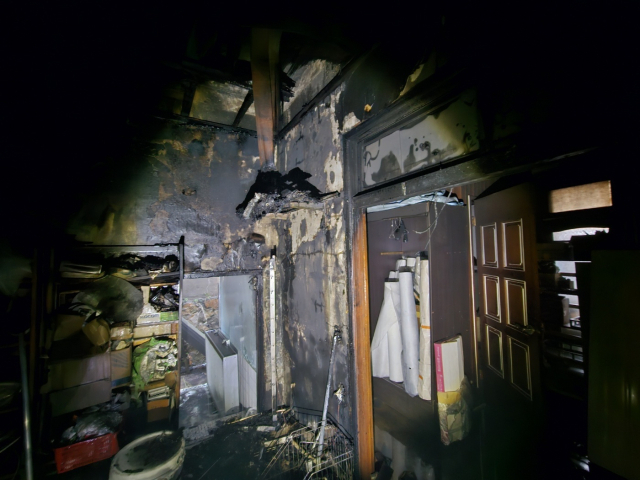 16일 오전 4시 40분께 부산 부산진구 초읍동의 한 창고에서 불이 나 약 30분 만에 꺼졌다. 부산소방재난본부 제공