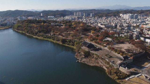 사적 118호 진주성 모습. 우리나라 대표 성곽 유적이지만 일제강점기와 한국전쟁 등을 거치며 내성만 남아 있는 상태다. 김현우 기자