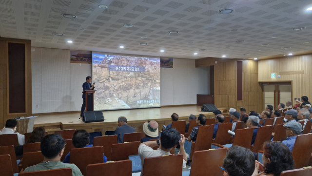 진주향당은 지난 12일 <진주성 이대로 둘 것인가> 토론회를 열고 진주성 외성 복원 필요성을 공론화 했다. 김현우 기자