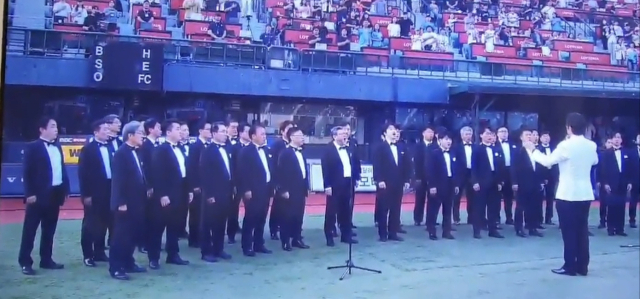 지난 13일 롯데-키움의 경기가 열린 부산 사직야구장에서 애국가를 제창한 부산 부산진구 남성합창단. 부산진구 제공