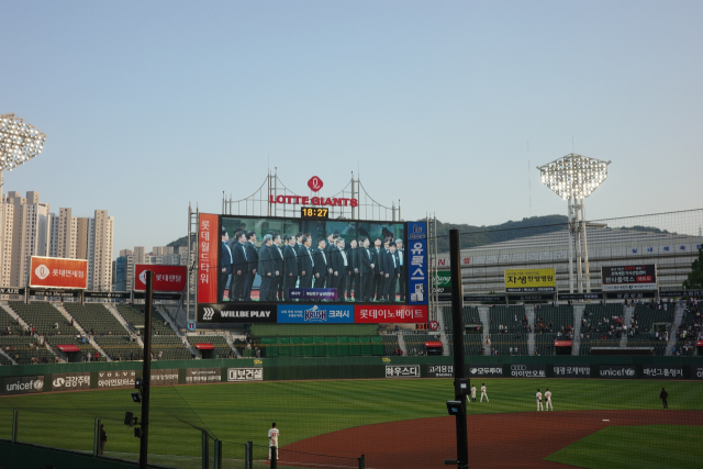 지난 13일 롯데-키움의 경기가 열린 부산 사직야구장에서 애국가를 제창한 부산 부산진구 남성합창단. 부산진구 제공