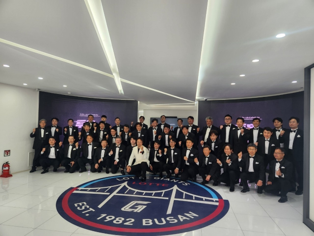 지난 13일 롯데-키움의 경기가 열린 부산 사직야구장에서 애국가를 제창한 부산 부산진구 남성합창단. 부산진구 제공