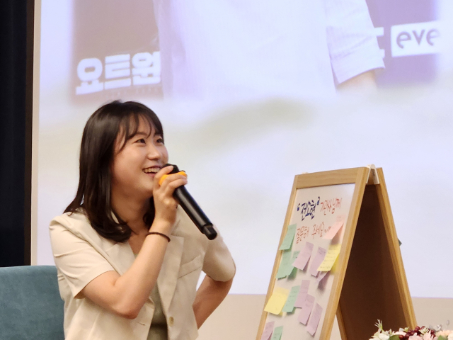 지난 15일 '국회도서관, 해양과 함께하다' 행사 북콘서트에서 전소현 선박 기관사가 강연하고 있다.