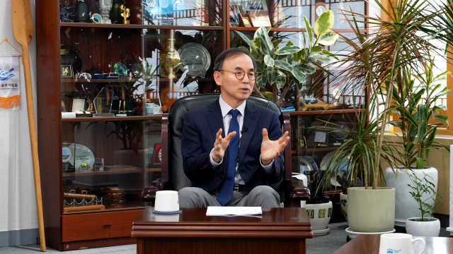 한국해양과학기술원(KIOST) 이희승 신임 원장은 지난 13일 부산 영도구 KIOST에서 진행된 <부산일보>와의 인터뷰에서 