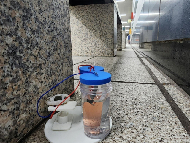 폭발물로 오인 신고된 소금물 연료전지 시계. 부산교통공사 제공