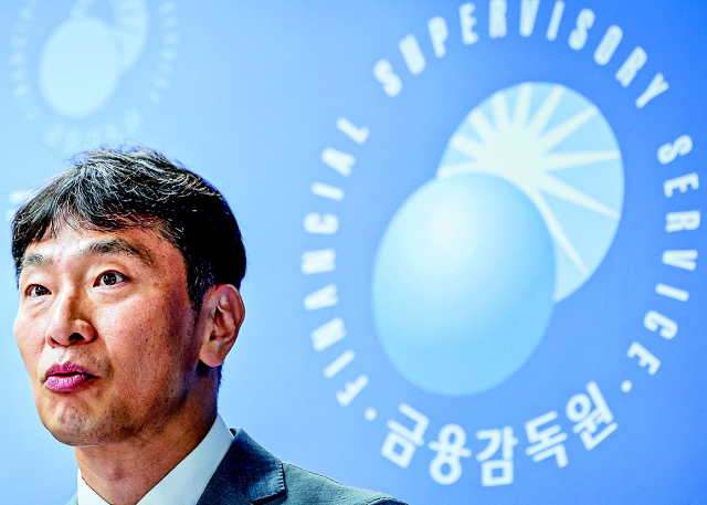 이복현 금감원장이 지난 14일 상법 개정 등 이슈와 관련해 브리핑하고 있다. 연합뉴스