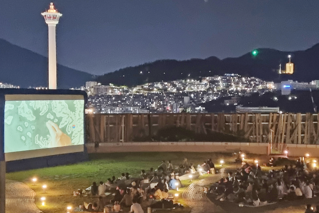 2022년 여름 롯데백화점 광복점 11층 샤롯데 가든에서 진행된 루프탑 시네마 프로그램에 참여한 참가자들이 야외 영화 감상을 즐기고 있다. 롯데백화점 제공