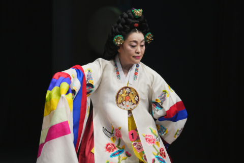 종합대상 대통령상을 수상한 강윤선 씨가 결선무대에서 경연하고 있다. 부산민속예술보존협회 제공