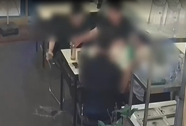 매장에 맥주를 쏟는 공무원의 모습. 온라인 커뮤니티 갈무리