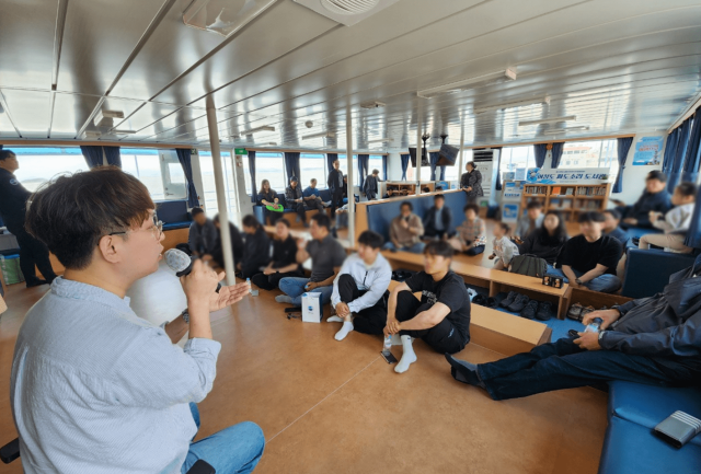 지난 5월 어청카훼리호에서 열린 북콘서트 모습. KOMSA 제공