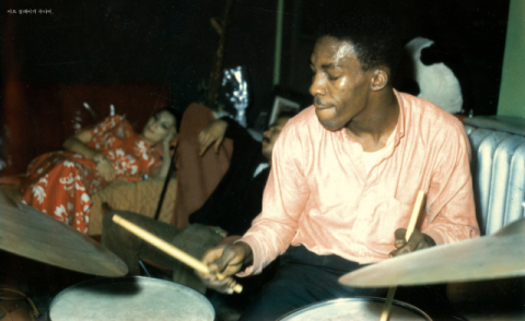 아트 블레이키 주니어가 드럼을 연주하고 있다. 안목 제공